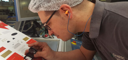 Hombre examinando cartón